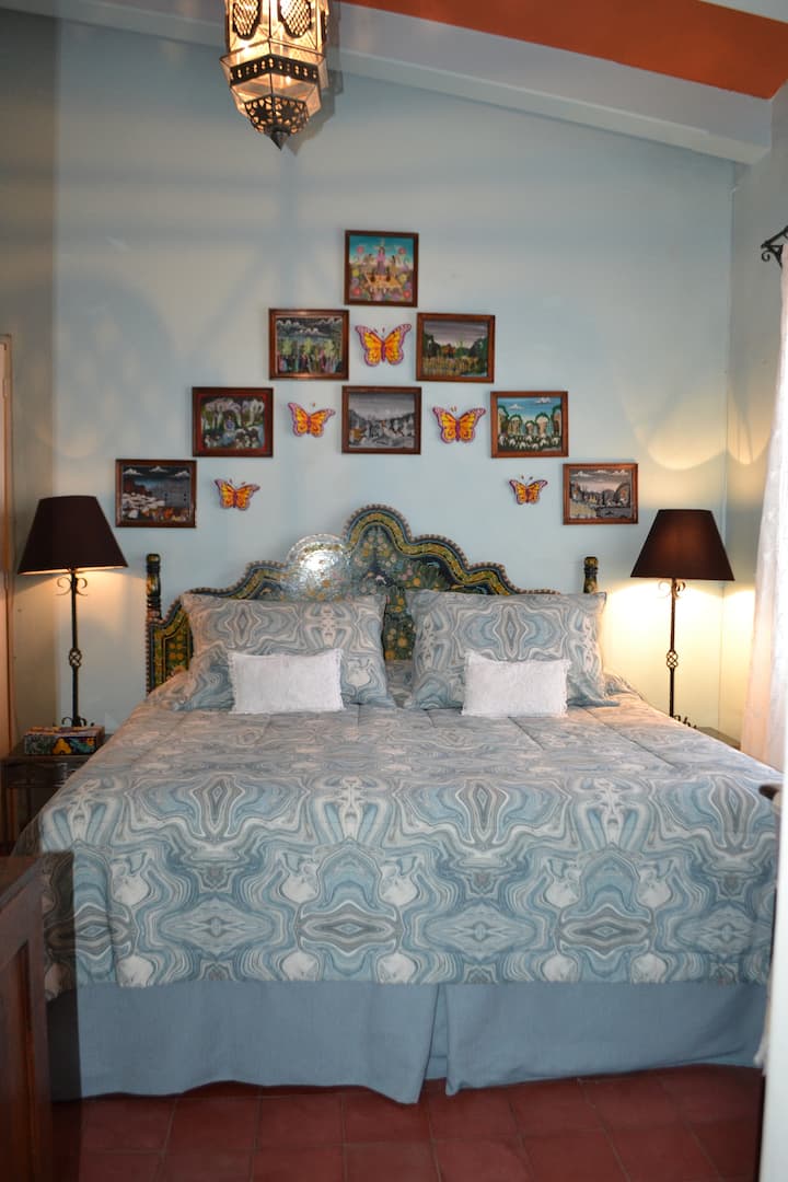 البيت الرئيسي: جناح غرفة نوم جاكارانداس بسرير بحجم كبير وحمام خاص.