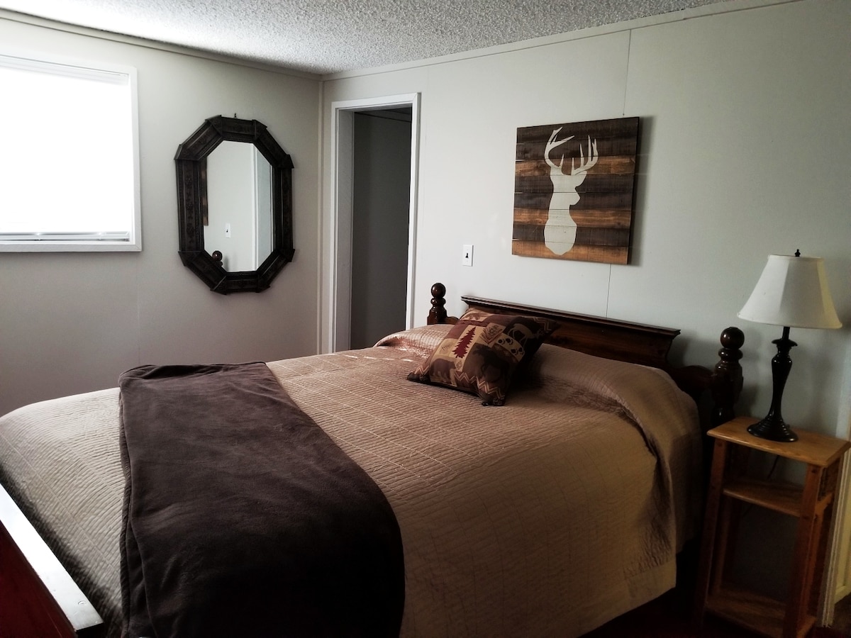 Спалня на основния етаж с двойно легло и отделна всекидневна.