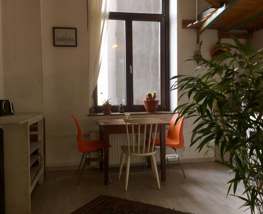 Esstisch mit sehr großem Fenster