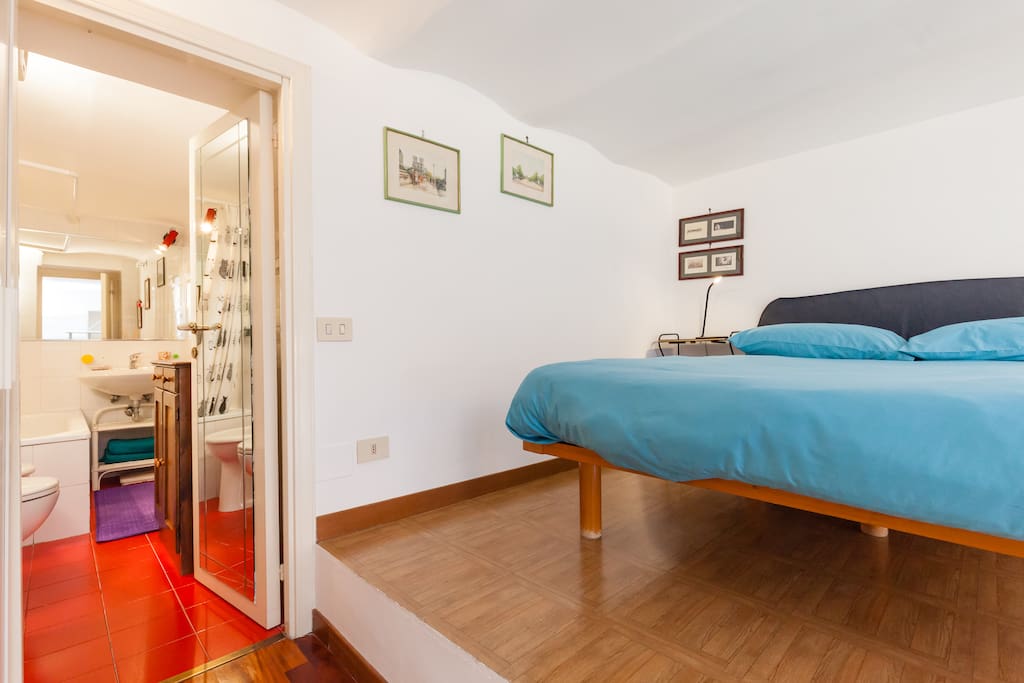 zona letto con bagno.