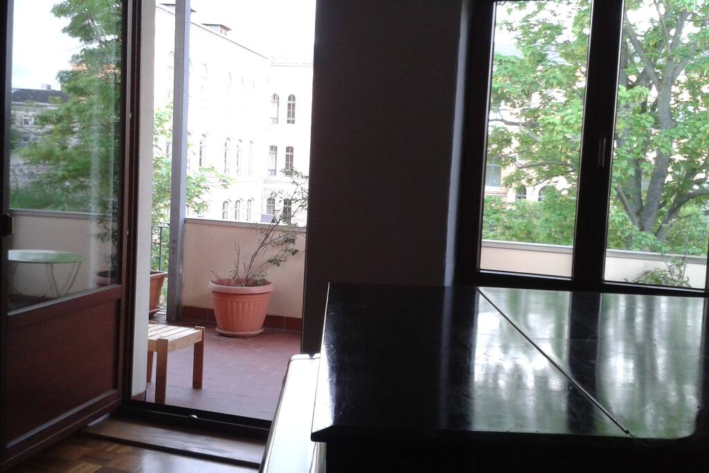 Musikzimmer mit Zugang zum Balkon