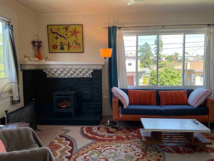 Entire Rockridge 2 BR upper flat near TJs, BART