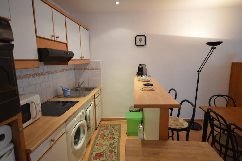 Cuisine bien équipée avec lave linge et sèche linge.Frigo neuf, four et micro-ondes.Cafetière Nespresso