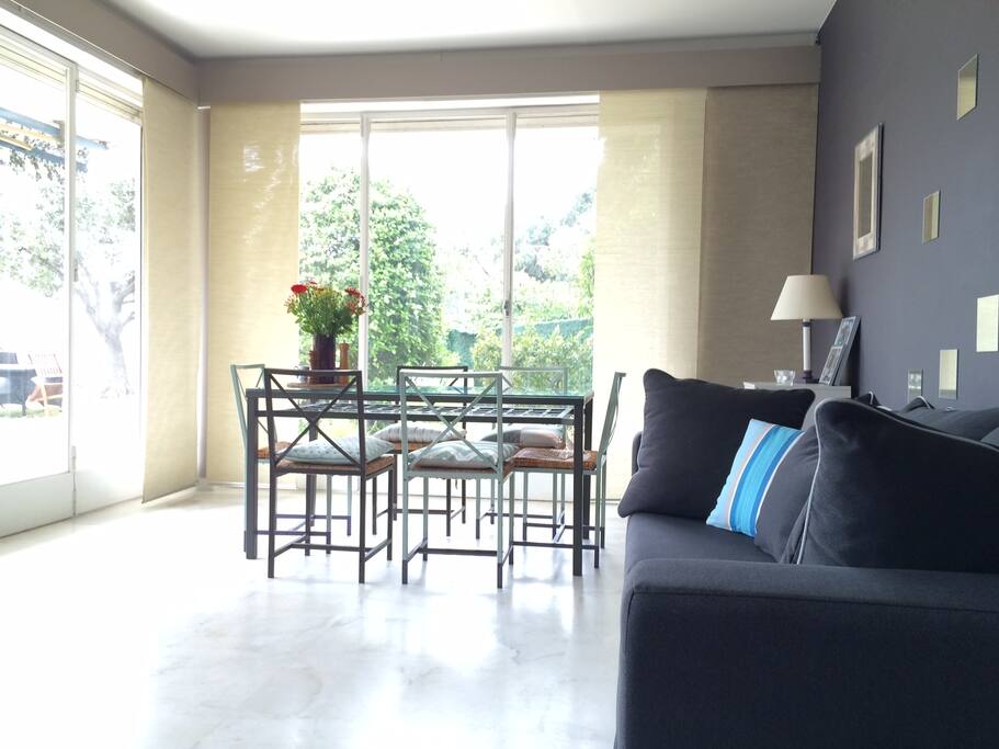Living room très lumineux avec ouverture de tous côtés sur le jardin