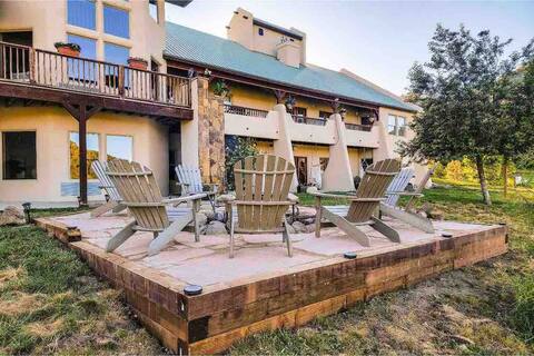Coyote Hill Lodge- Mountain Lodge with Six Units