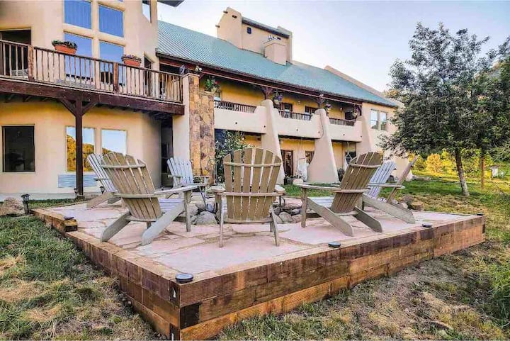 Coyote Hill Lodge- Mountain Lodge with Six Units