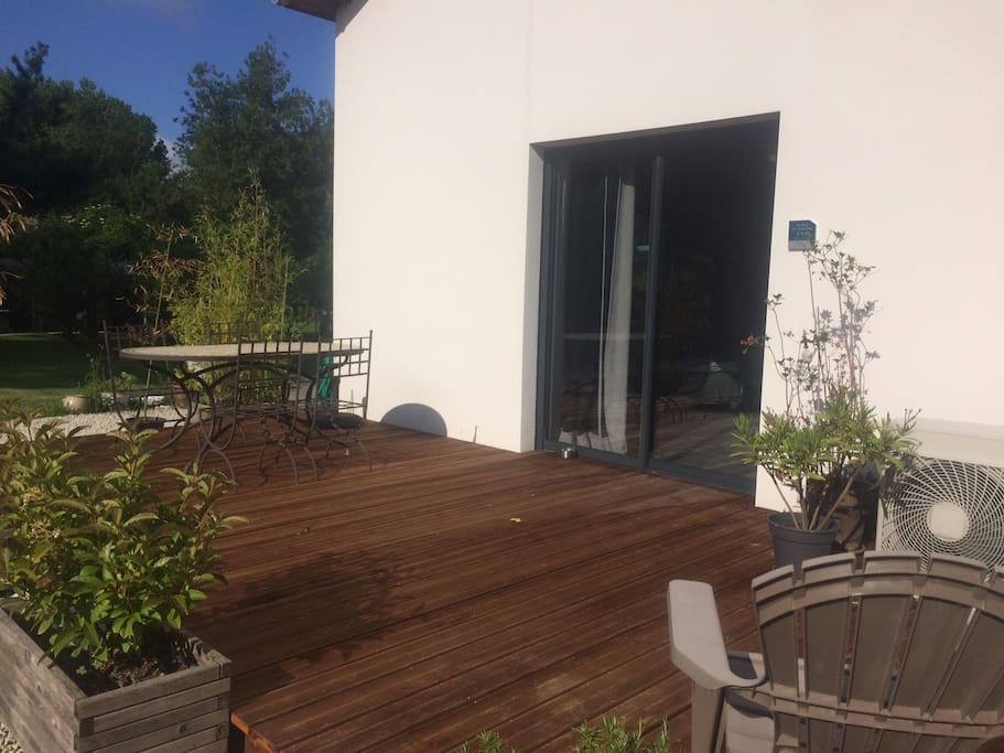 la toute nouvelle terrasse en bois du gîte Ardoise
