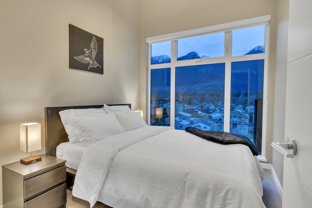High-End 2BR Penthouse | Scenic Mountain Views
