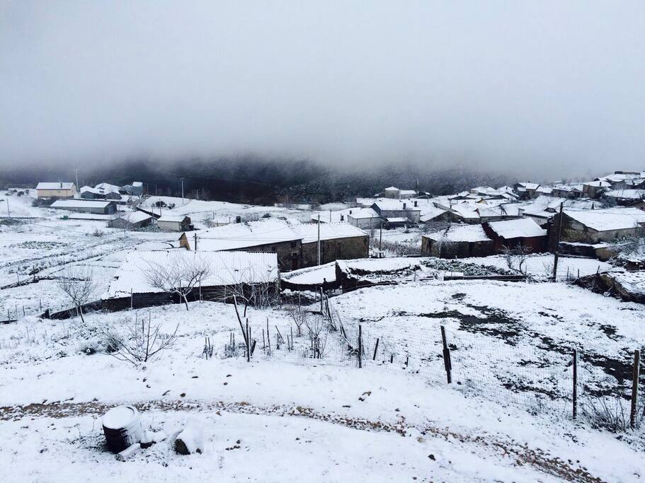 Estamos a unha altitude de 1080m. En inverno temos neve