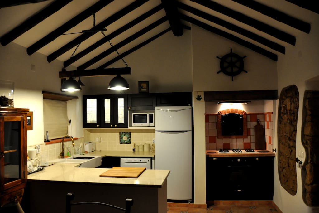 Fully equipped kitchen with dishwasher and original bread oven (non functioning)