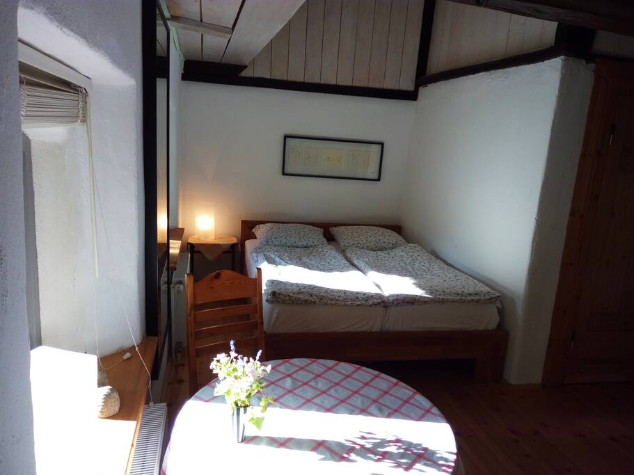 Das gemachte prima Bett erwartet dich und euch; worauf wartest du?