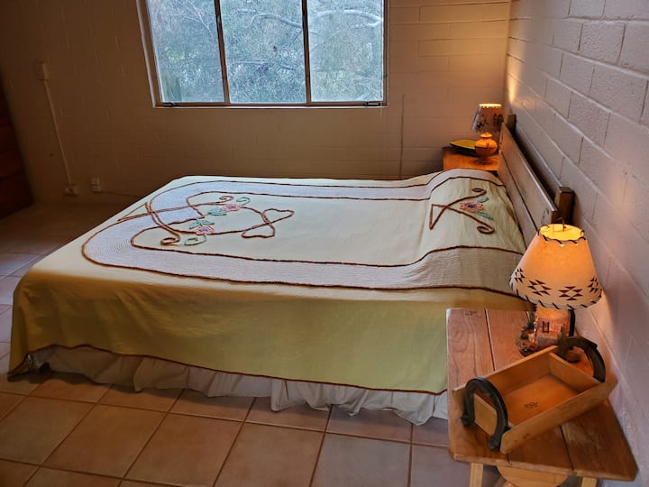 这是主楼层的两间卧室中较小的一间。 它有一扇面向前院的窗户。 