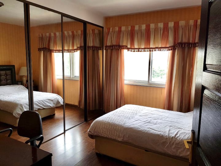 Dhoma e gjumit 2 me ajër të kondicionuar me ajër të kondicionuar dhe një krevat dopio