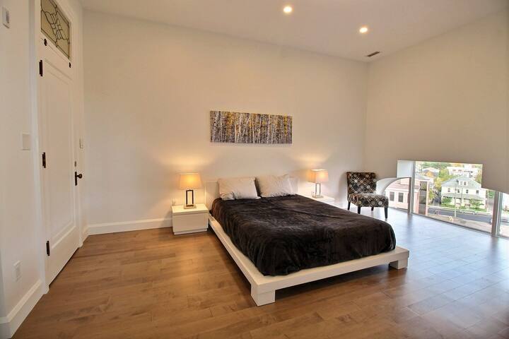 Castle Manor Penthouse – more units available gallery image 4