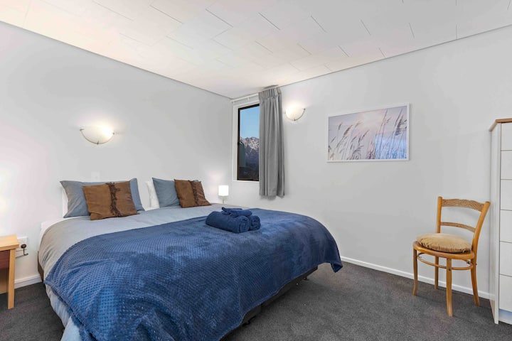 第1间客房-超大双人床。
房间非常宽敞 