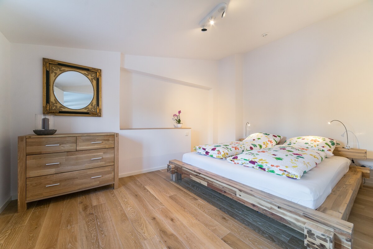 Slaapkamer bovenverdieping: bed 180 x 200