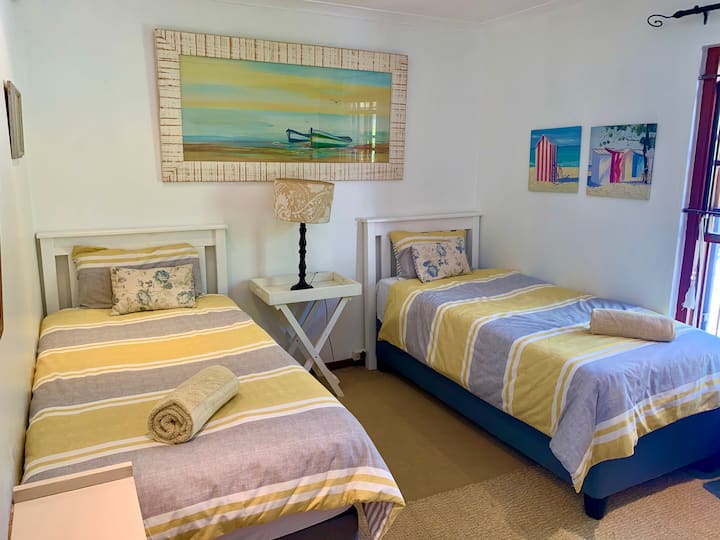 Dos camas individuales con armarios empotrados