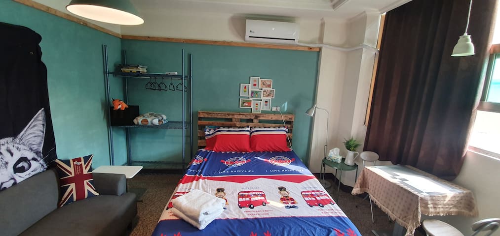 Luncy pardroom is a traditional market that is full of people during the day. At night, it is a quiet double room.