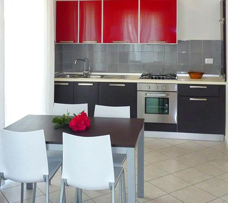 Cucina attrezzata completa di utensili, fuoco, forno, frigorifero, congelatore.