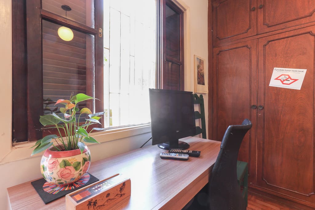 Mesa de trabalho, internet wireless e TV com mais de 100 canais.