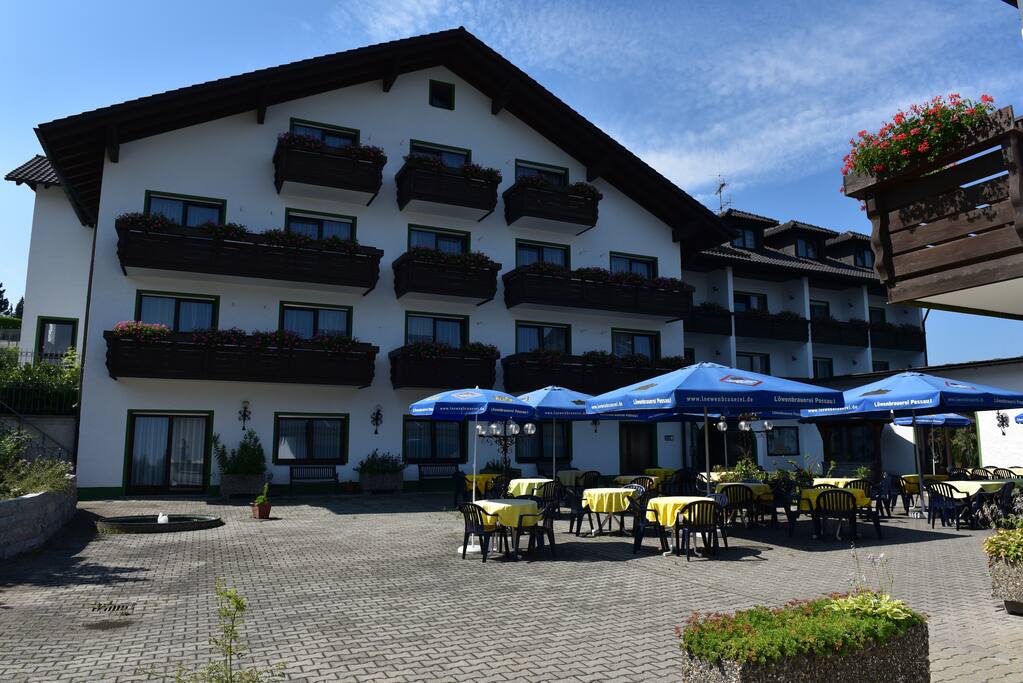 Hofseite mit Biergarten