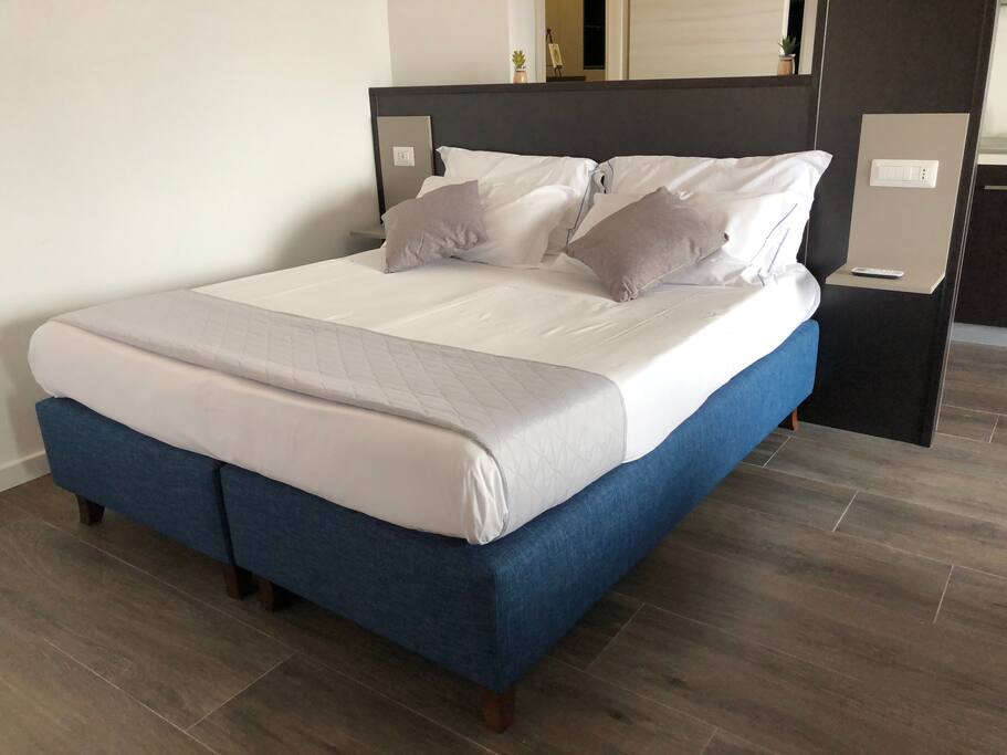 Letto matrimoniale grande vista mare
Large double bed with sea view