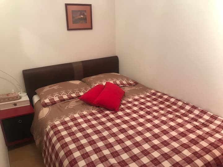 可容纳2人的房间
请注意，这是一个没有门的卧室，如图所示，房间很小。 如果您重新开始恐惧症，可以睡在沙发床上的休息室。 