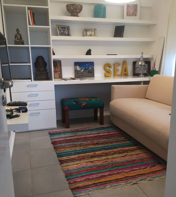 Dormitorio con sillon cama