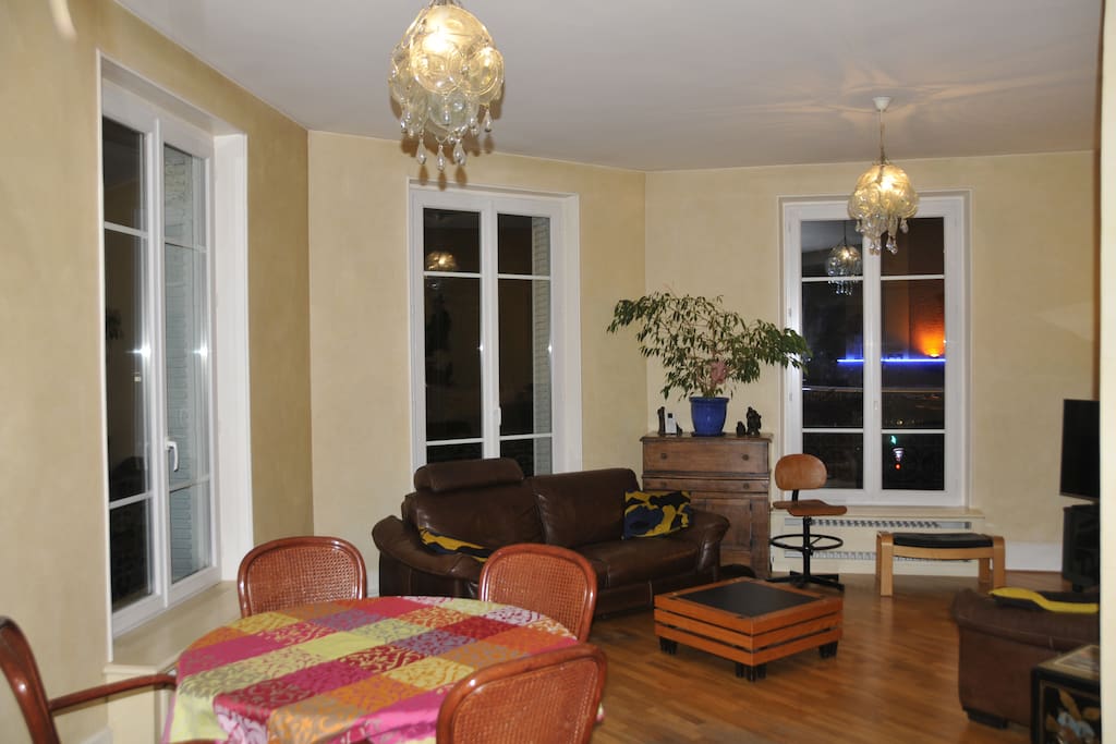 Salle à manger spacieuse et lumineuse, ouverte sur le salon.