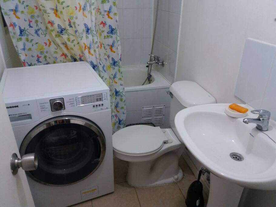 Baño completo de uso exclusivo de los huésped. Ojo hay una lavadora