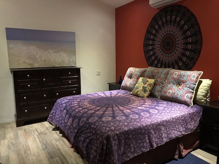 חדר שינה שלישי צמוד. "חדר  הבוהו ". מזרן פדי בגודל קינג סייז עם מצעים יוקרתיים. 