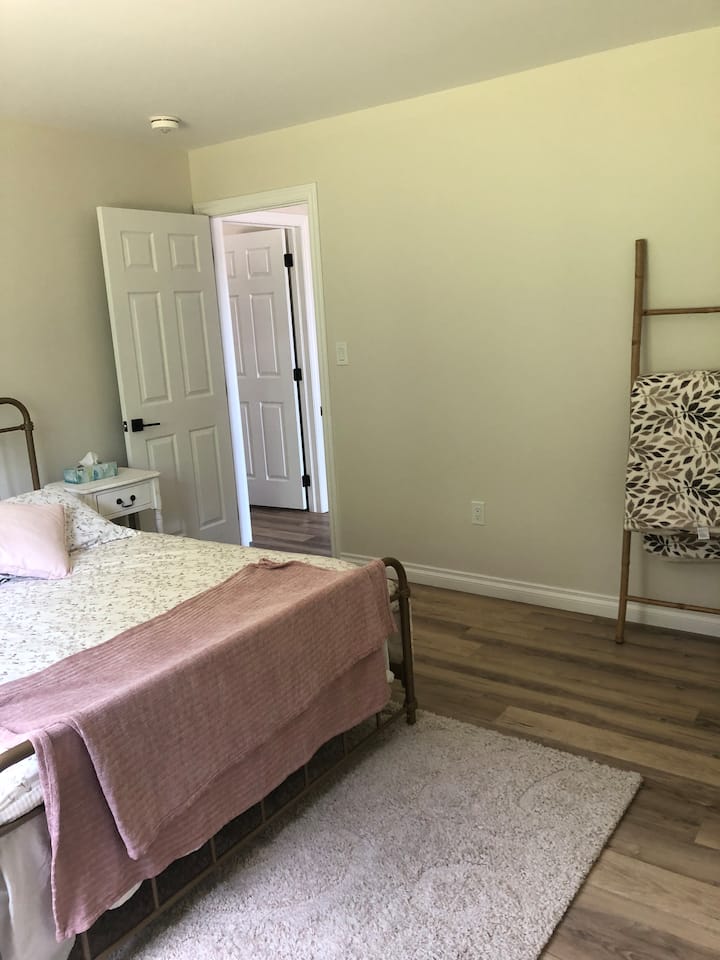 غرفة نوم تضم سرير كوين