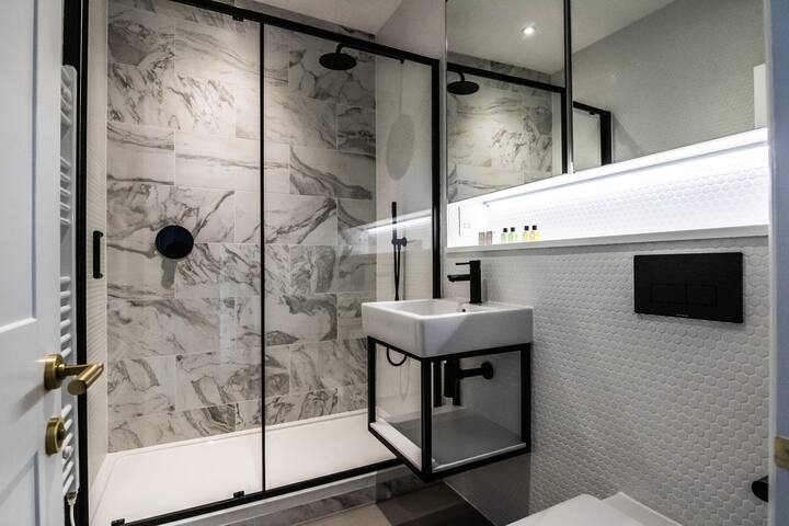 DELUXE MANN Kensington 3 bedroom Apartment gallery image 5