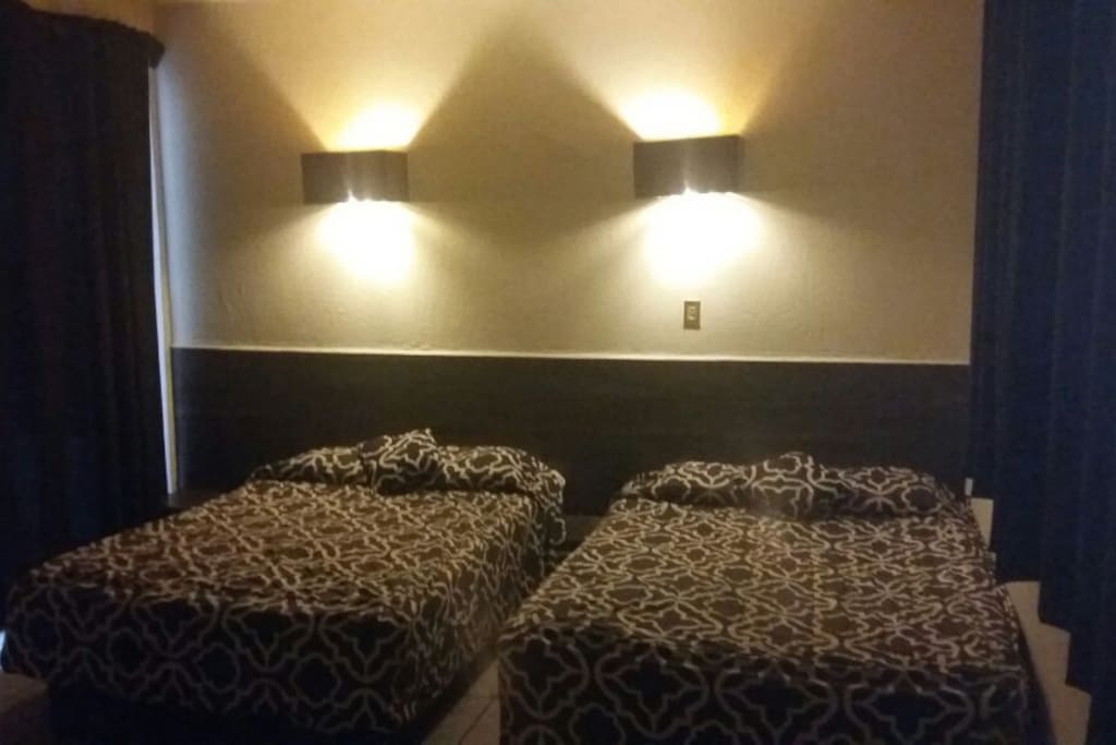 una confortable habitacion para 4 personas con su baño privado tv e internet