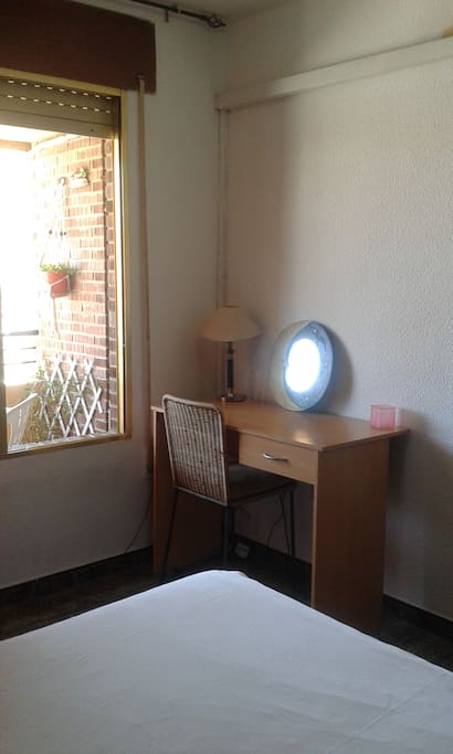 La habitación da a un balcón compartido.