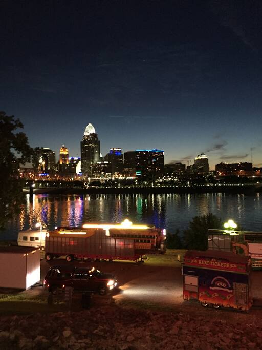 Walking distance to Newport on the levee. Where you can find The AMC theater hooters the brewery and other forms of entertainment stores walk along the river also Covington Molly Malones small little bars that are along the way of walking over to the levee. Blocks away from the Roebling Bridge. takes you into downtown Cincinnati the reds stadium also The US Bank Arena