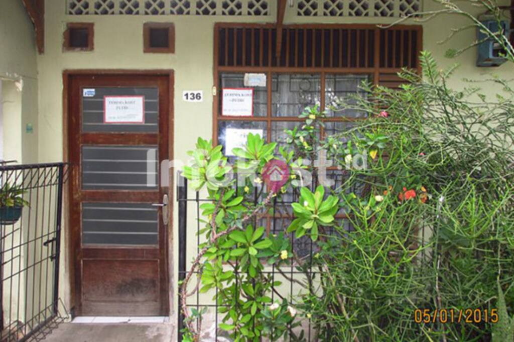 Foto tampak pintu kost