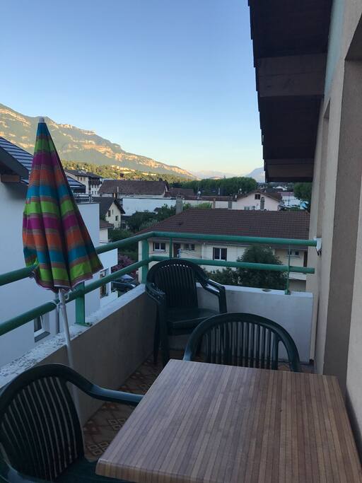 Grand balcon, avec 4 chaises