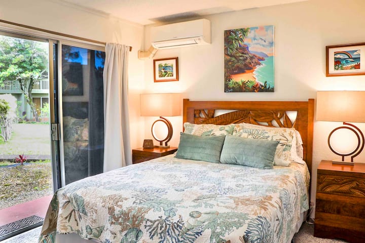 Dormitorio del primer piso con cama tamaño queen y 
aire acondicionado. 