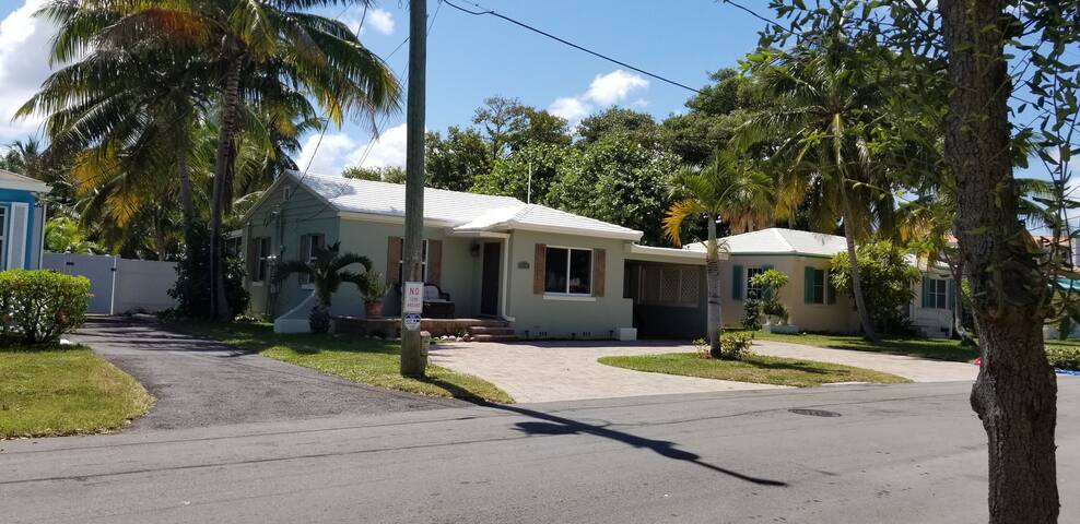 The Best beach block Location in Deerfield Beach! gallery image 2