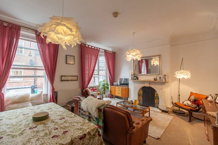 Spacious Retro Luxury Apartment
