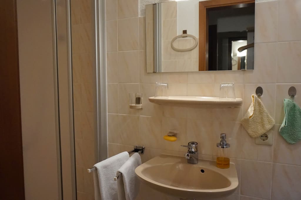 Badezimmer mit Dusche und WC
