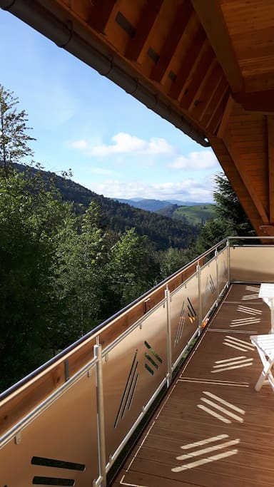 großer Balkon mit toller Aussicht