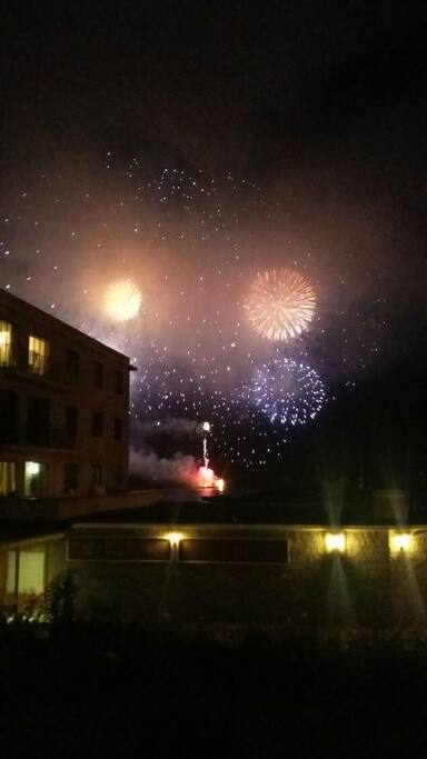 Espectáculo de fuegos artificiales desde el balcón.