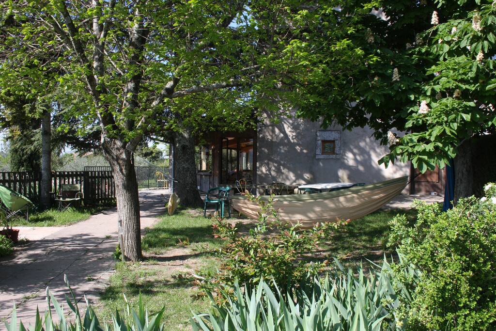 entrée du gîte, coin barbecue