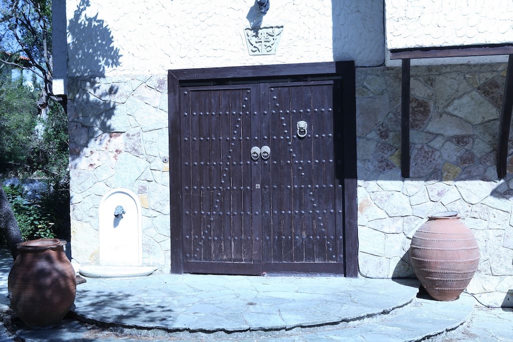 Εξώπορτα με οικοσημο - Front door with crest
