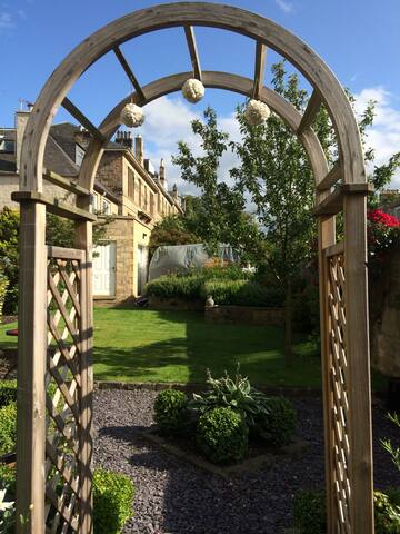 Delightful Double-upper Villa in Morningside