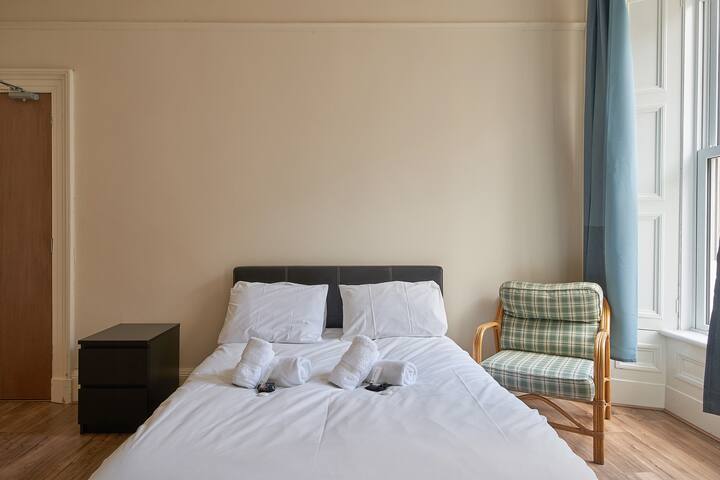 9 person GF flat – NEWINGTON – 10 min city! gallery image 3