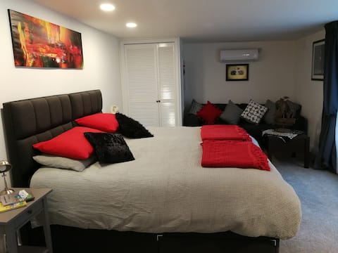 Top Airbnb: Lovely annexe, short walk to River Thames, Sunbury in Spelthorne