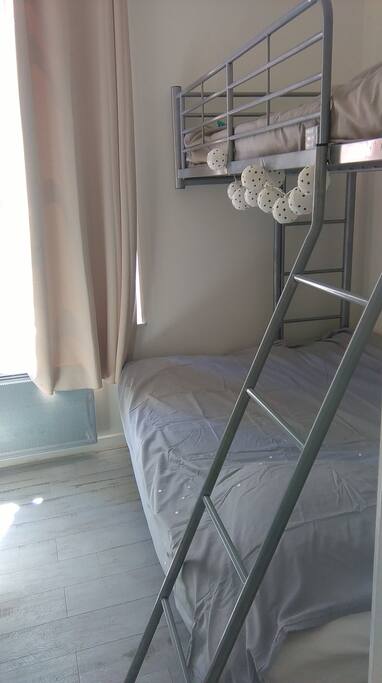 couchage pour 3 personnes mais pour plus de confort, 2 sera idéal